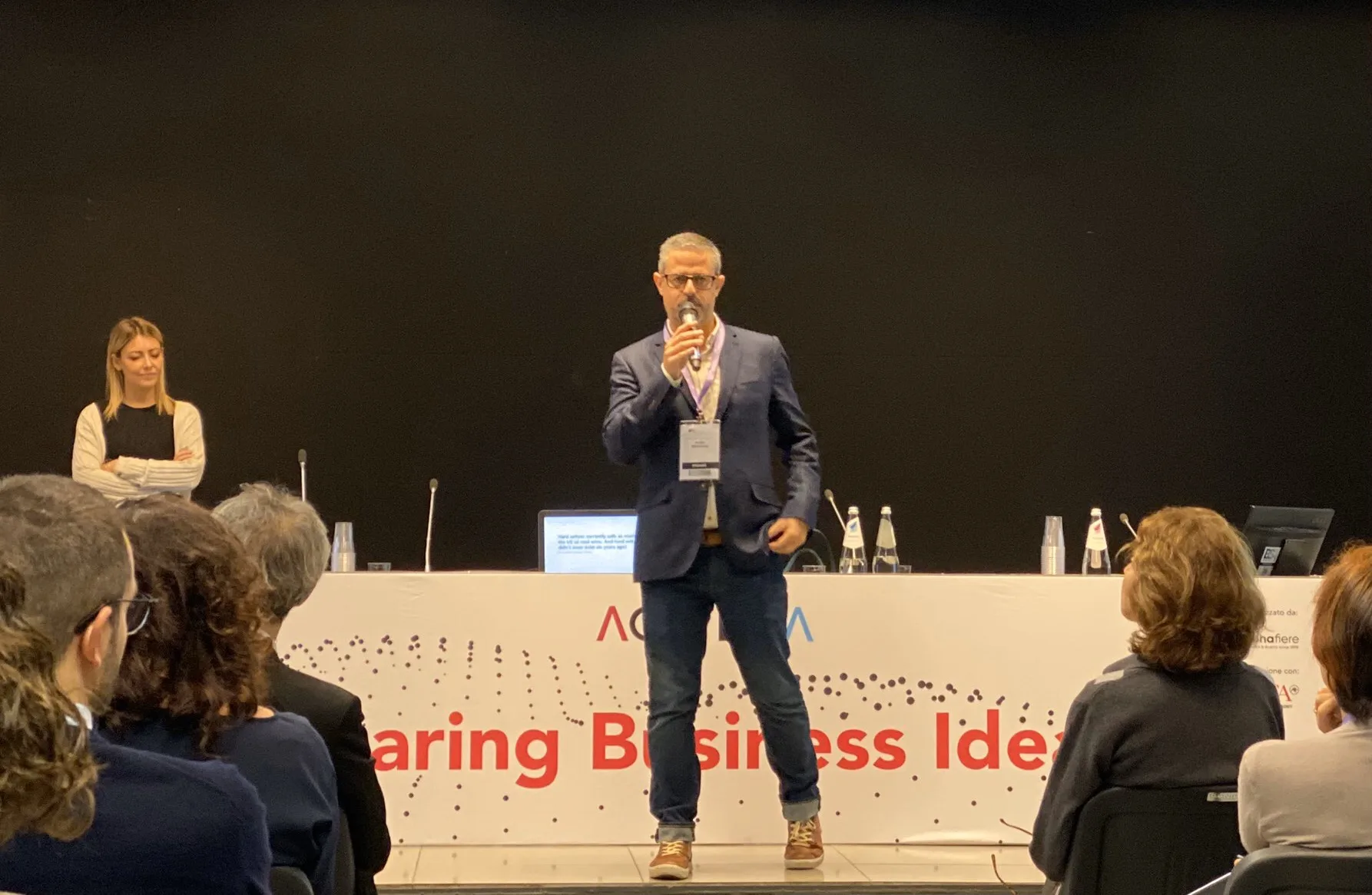 André presenting in front of an audience. André presenting in front of an audience.